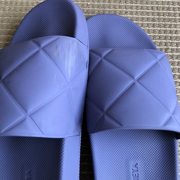 BOTTEGA VENETA Men\'s Quilted Lilac Slide Sandals.